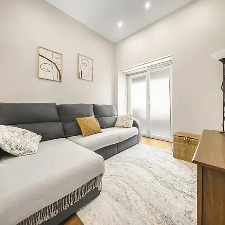 T2 Renovado Com Terraco Em Arroios