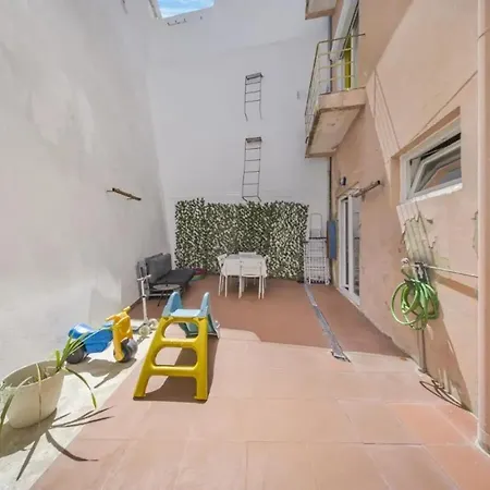 T2 Renovado Com Terraco Em Arroios Lisboa