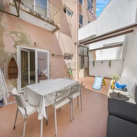 T2 Renovado Com Terraco Em Arroios *